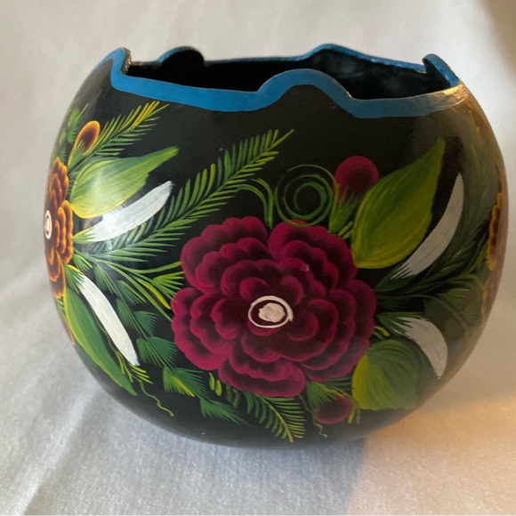 Gorgeous Vintage Folk Art Hand Painted Floral Gourd Trinket Box with Lid - Picture 8 of 16